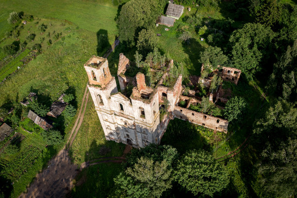 毁了老教堂。前视图。图片下载