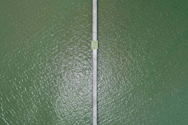 无人机鸟瞰照片小桥在泰国普吉岛的海上俯视图图片下载