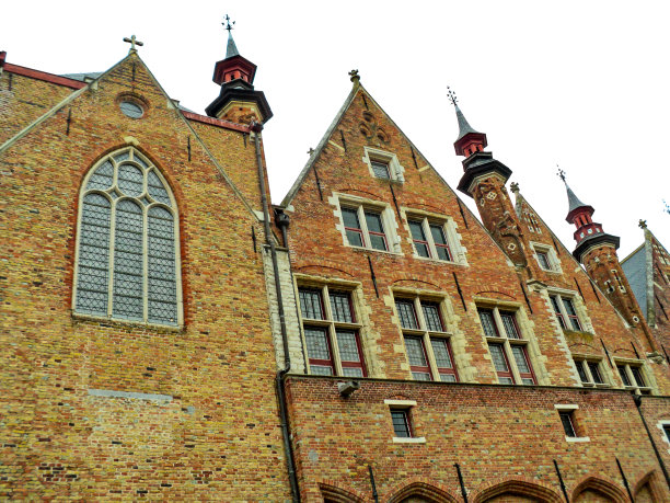 格罗内雷运河(或绿色通道)上的砖砌建筑，比利时布鲁日。图片下载