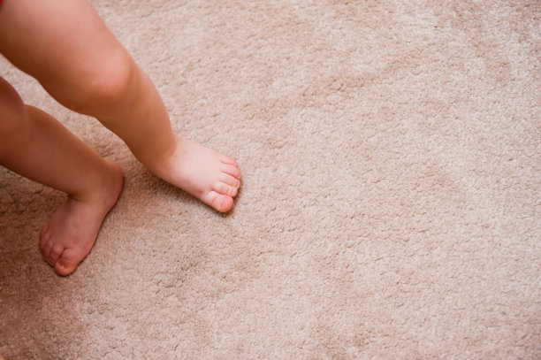 小孩子的小脚站在地毯上图片下载