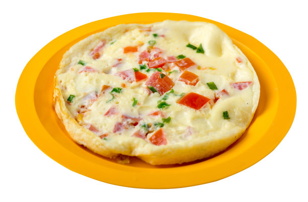 煎蛋卷与番茄和大葱在盘子孤立的白色背景。煎蛋卷顶视图。健康的早餐图片下载