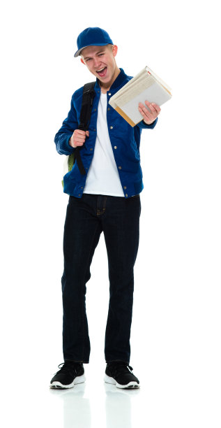 一个男人/一个人/一个十几岁的男孩/全长18-19岁成年英俊的人白人男性/年轻男子男孩/十几岁的男孩/学生/大学生/高中生/棒球运动员站/冷静的态度图片下载