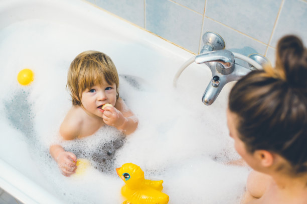 宝宝和父母在浴缸里玩耍的照片图片下载