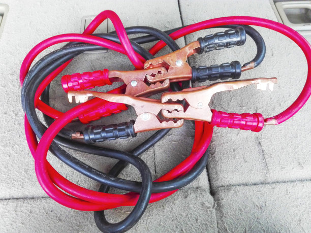 豪华汽车控制台上的黑白双色车载充电器特写图片下载