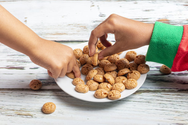 可爱的小女孩在圣诞节玩圣诞老人的饼干和牛奶图片下载