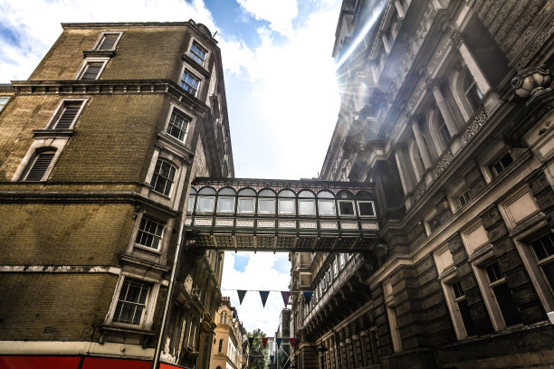 位于英国伦敦公寓楼之间的人行桥图片下载