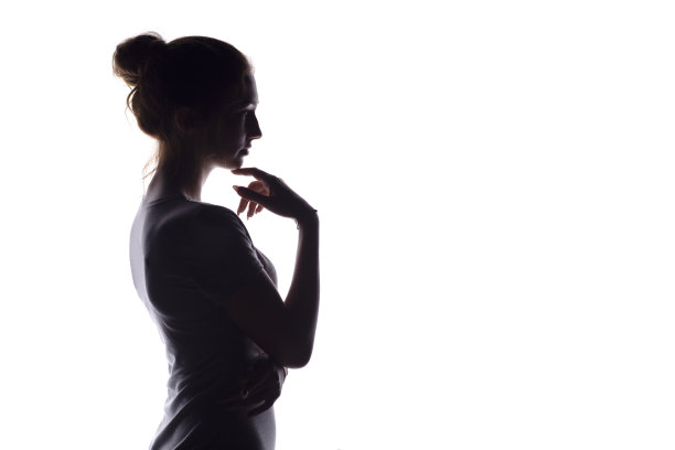 肖像简介美丽的女孩与手挑的头发，剪影的一个女人在一个白色孤立的背景，概念美丽和时尚图片下载