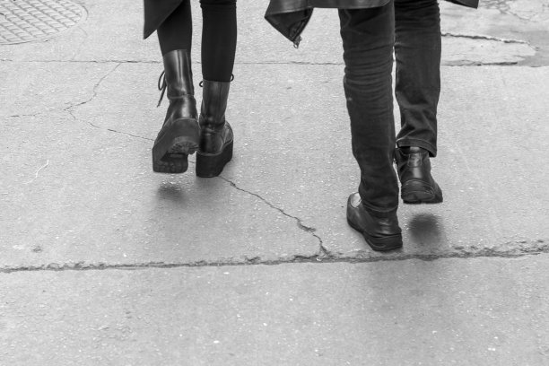 街道照片与细节哥特式夫妇行走与黑色衣服。了楼。2019年，巴西里约热内卢图片下载