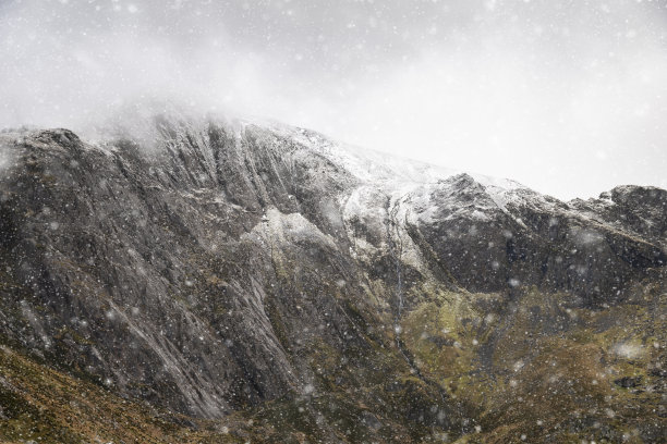 冬季，斯诺登尼亚的格莱德斯山脉被白雪覆盖，山峰上悬着可怕的低云，这是一幅令人惊叹的景观图片图片下载