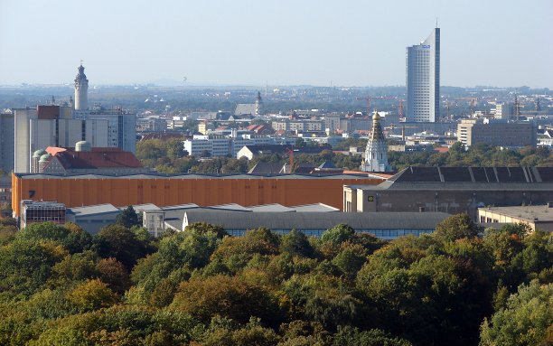 在莱比锡郊区的景观与摩天大楼和高楼之间的绿化图片下载