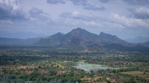 景观森林和山脉鸟瞰图从Sigiriya岩，斯里兰卡，全景，图片下载