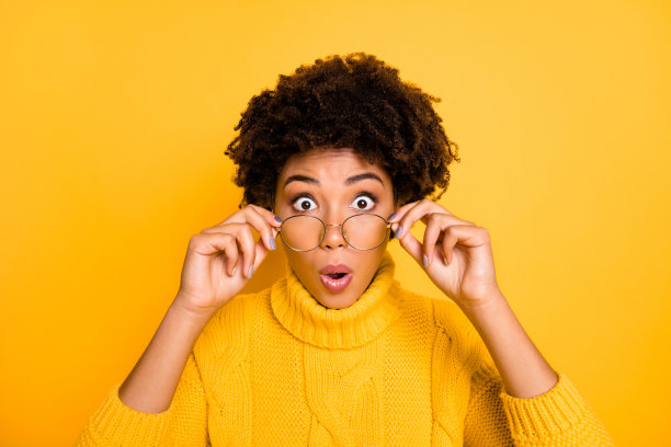 近距离的照片可爱的卷发漂亮的非洲发型的女朋友测试她的新眼镜没有看到任何叹息改善穿着黄色套头衫孤立在生动的颜色背景图片下载