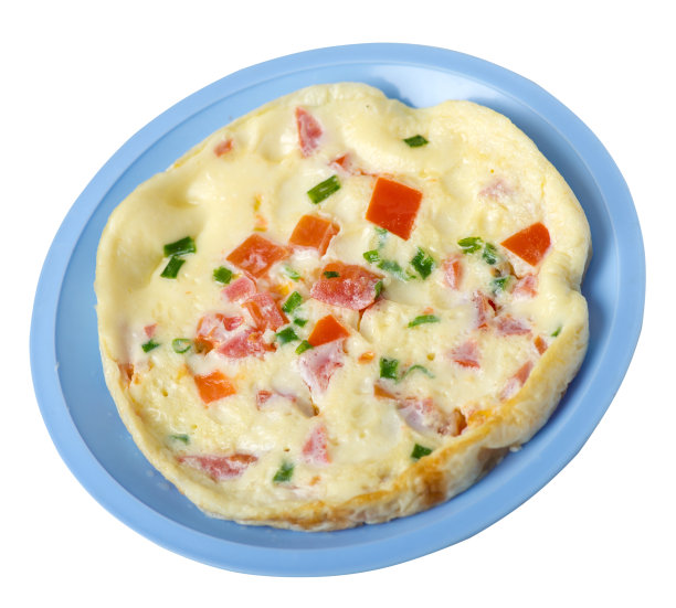 煎蛋卷与番茄和大葱在盘子孤立的白色背景。煎蛋卷顶视图。健康的早餐图片下载