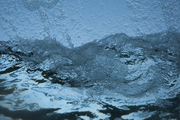 泛着蓝色的水背景图片下载