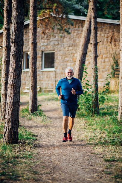 一个老人慢跑穿过公园图片下载