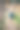 一个老人慢跑穿过公园图片下载