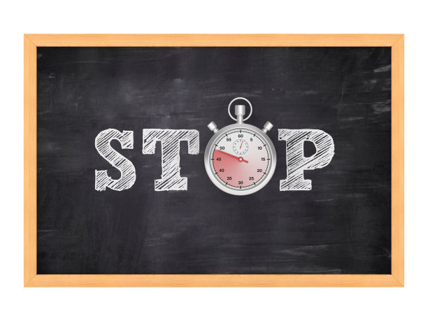 停止字与秒表在黑板上- 3D渲染图片下载