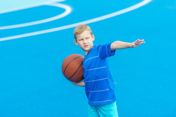 可爱的孩子在篮球场打篮球图片下载