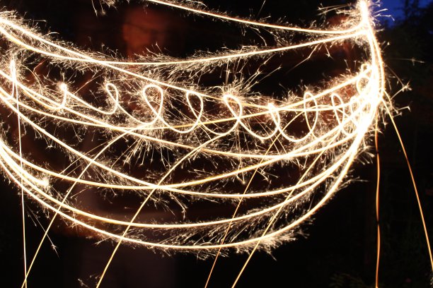 影像的光流效果摄影技术，长曝光照片的春天风格的螺旋和线条在夜晚的花园图片下载