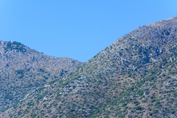 克里特岛地中海山脉的斜坡和山峰的底部视图。湛蓝的天空图片下载