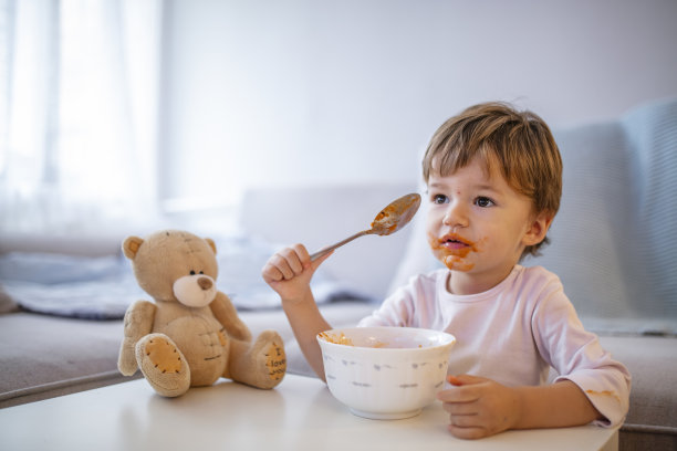 小男孩在喂自己。图片下载