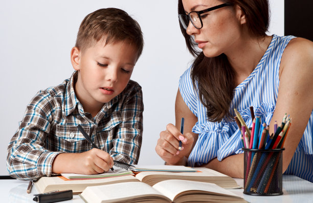老师和小男孩在白色背景上看书图片下载