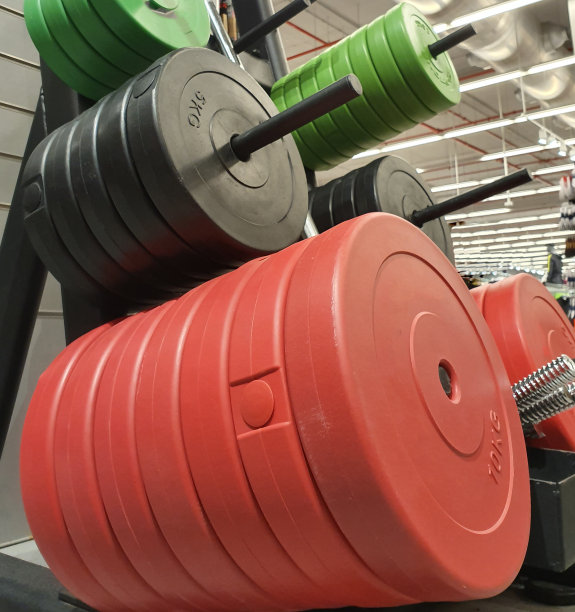健身房重量训练的重量显示。图片下载