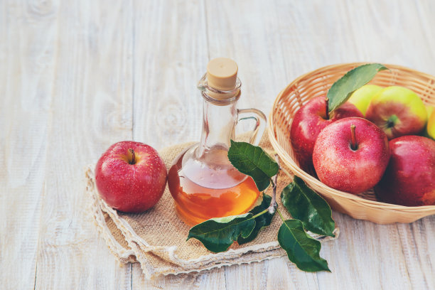 一瓶苹果醋。有选择性的重点。图片下载