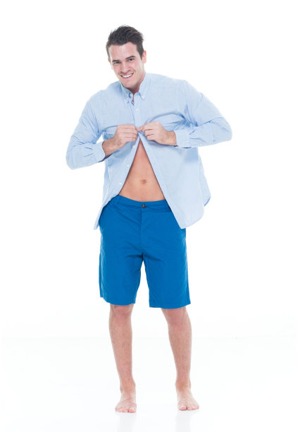 一名男子/一人/全身/正面视图20-29岁的成年英俊的人白人男性/年轻男子穿着短裤/纽扣衬衫/衬衫/冷静的态度站在白色背景前图片下载
