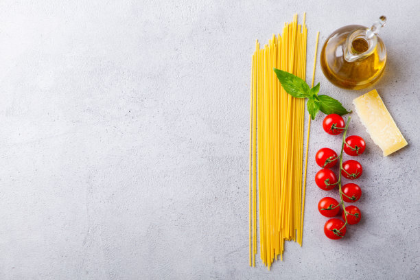 制作意大利面条的原料。前视图。副本的空间。灰色背景。图片下载