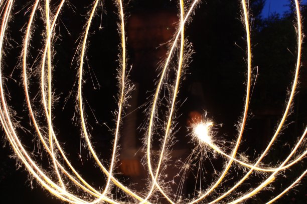 影像的光流效果摄影技术，长曝光照片的春天风格的螺旋和线条在夜晚的花园图片下载