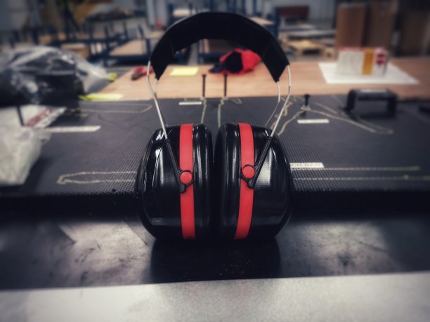 黑色和红线的耳套图片下载