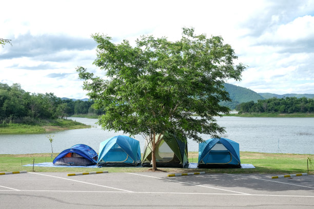 宁静放松的营地帐篷附近的树和美丽的河在夏天的一天在keng Krachan大坝。keng Krachan国家公园，泰国蓓卡布里。图片下载
