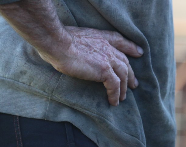 放在臀部图片下载