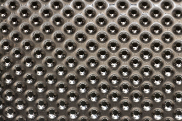 三维纹理的铬穿孔图片下载