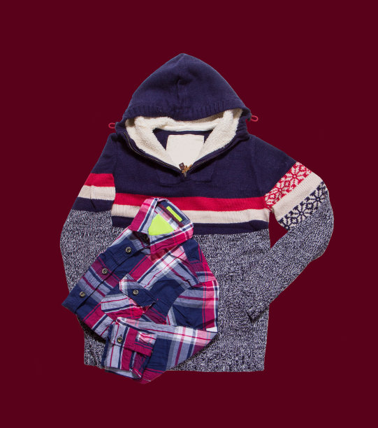 男人冬天的衣服在深红色的背景图片下载