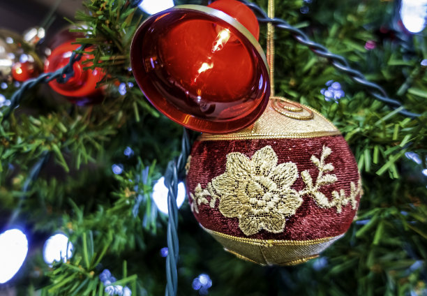 装饰圣诞节的小装饰品和挂在人造松树上的红色铃铛图片下载