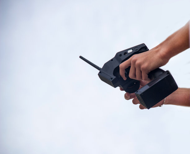 一个男人手里拿着一辆遥控车，比赛中遥控模型、玩具、遥控器、拷贝空间、遥控图片下载