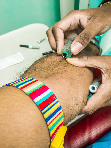 护士正在给病人注射药物图片下载