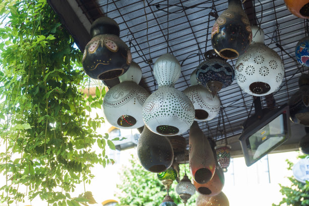 土耳其的灯。伊斯坦布尔市场上的彩色玻璃马赛克灯。东方装饰艺术。图片下载