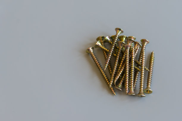 螺丝在灰色背景。维修和保养的概念。本空间图片下载