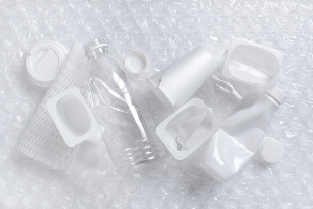 白色背景上的各种塑料垃圾图片下载