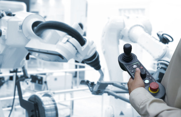 男人手持平板电脑或控制器图片下载