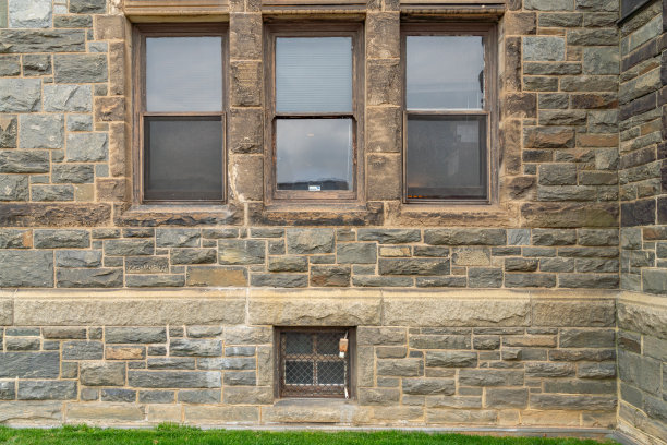 古老的石墙和教堂的窗户图片下载