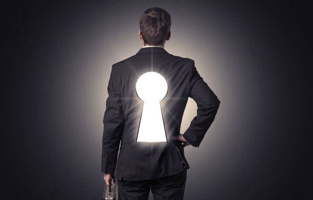 一个背着黑色钥匙孔的男人图片下载