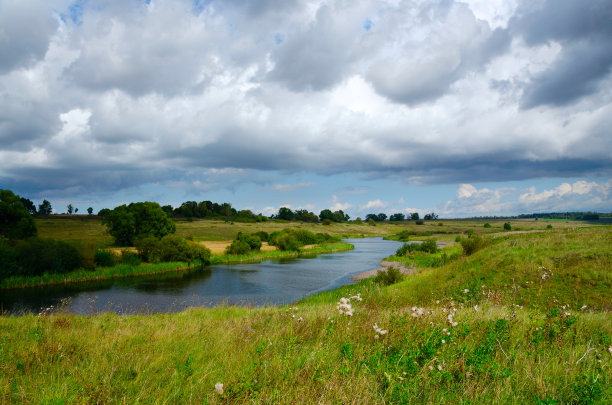 美丽的河流和绿色的田野图片下载