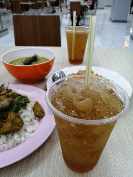 餐厅桌子上的冰玻璃杯。图片下载