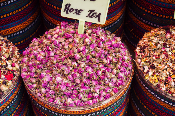 伊斯坦布尔街头市场上，篮子里的干卡布迪玫瑰茶叶。图片下载