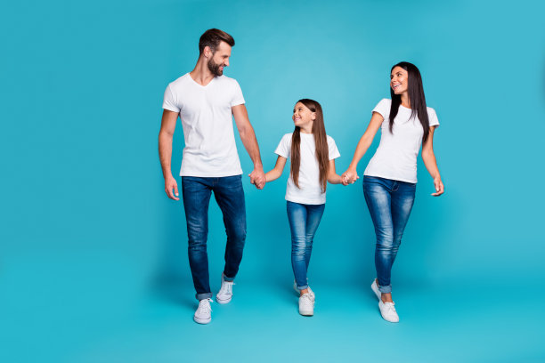 全身照片的爸爸妈妈和小女士走在街上的动物园穿休闲服装孤立的蓝色背景图片下载