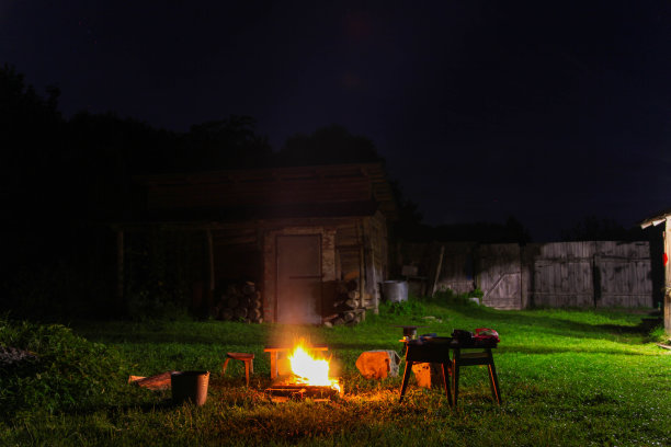 夏日傍晚，院子里燃起篝火图片下载